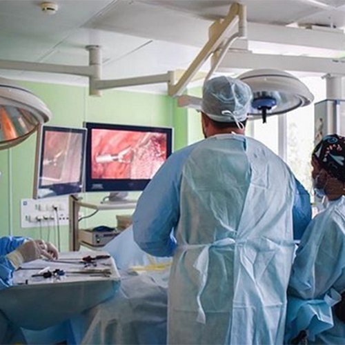 Командой врачей-хирургов ХДРВ была проведена торакоскопическая пластика диафрагмы новорожденному ребенку, с использованием манипуляторов через проколы в грудной клетке