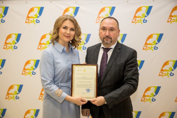 Вручение сотрудникам благодарственных писем от лица Аппарата уполномоченного по правам ребёнка Республики Татарстан