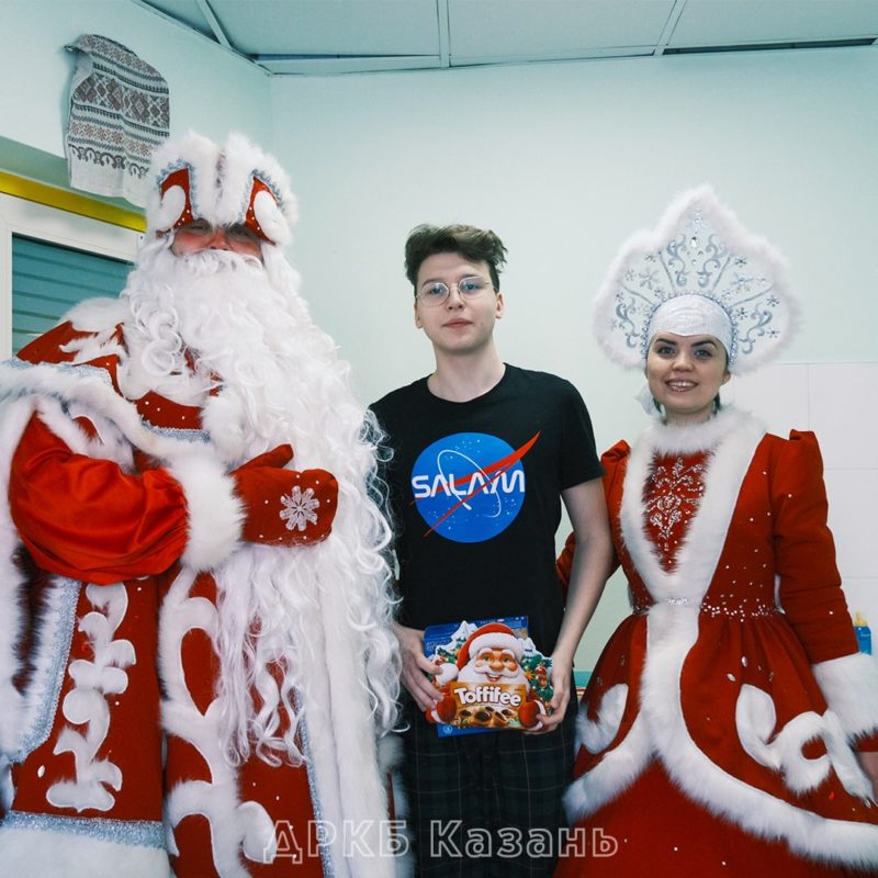 Маленьких пациентов ДРКБ навестил волшебный Дед Мороз и его внучка — Снегурочка