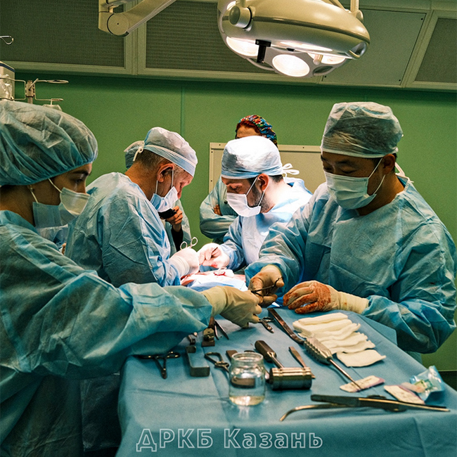 В операционную пошли двумя бригадами — 4 доктора, 8 рук