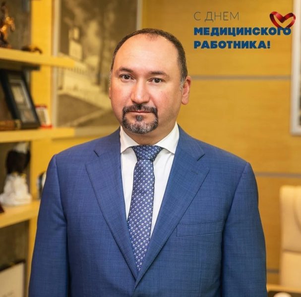 Дорогие коллеги, друзья!  Сердечно поздравляю вас с Днём медицинского работника