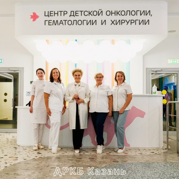 Российская телеведущая Елена Малышева и команда проекта «Здоровье с Еленой Малышевой» посетили онкоцентр ДРКБ
