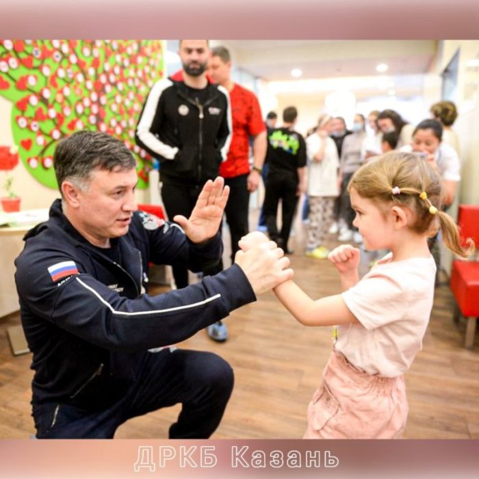 Пациенты Детской республиканской клинической больницы МЗ РТ встретились с чемпионами по боксу