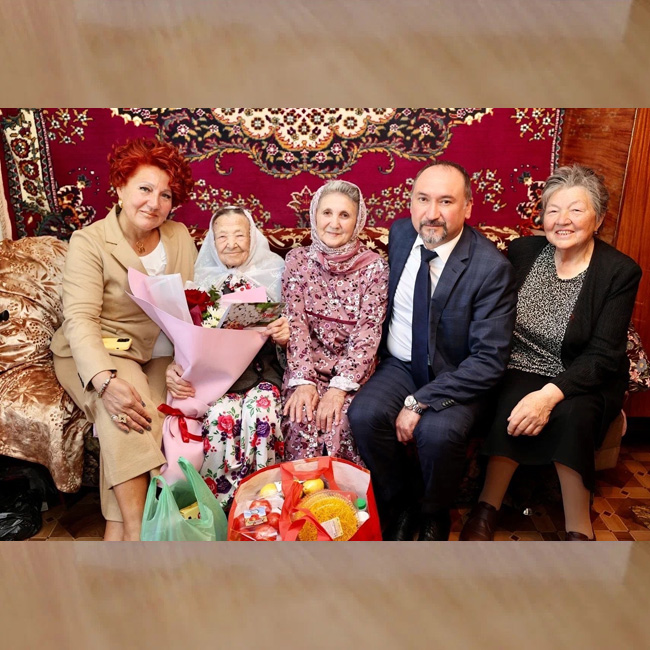 Главный врач Айрат Зиатдинов и профком Люция Галеева посетили ветеранов ДРКБ, поздравили тружеников тыла ДРКБ