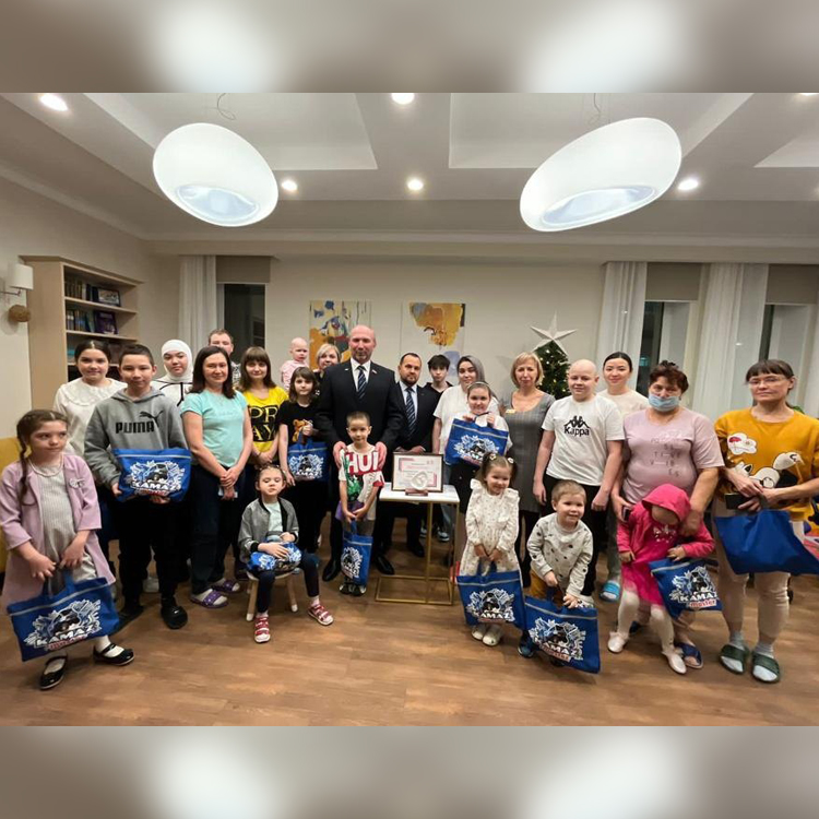 Председатель Правления НП «КАМАЗ-Автоспорт» Владимир Чагин навестил маленьких пациентов «Семейного дома» ДРКБ