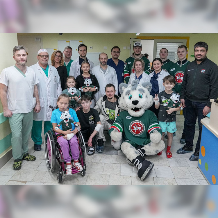 Маленьких пациентов отделения нейрохирургии ДРКБ посетили игроки хоккейного клуба «Ак Барс»