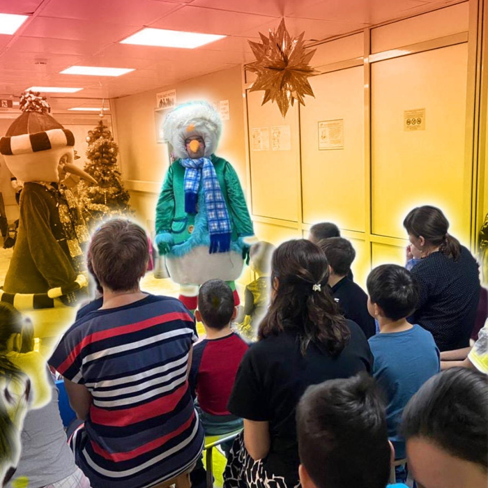 Маленьких пациентов неврологического отделения ДРКБ посетили Снеговик и сказочные персонажи