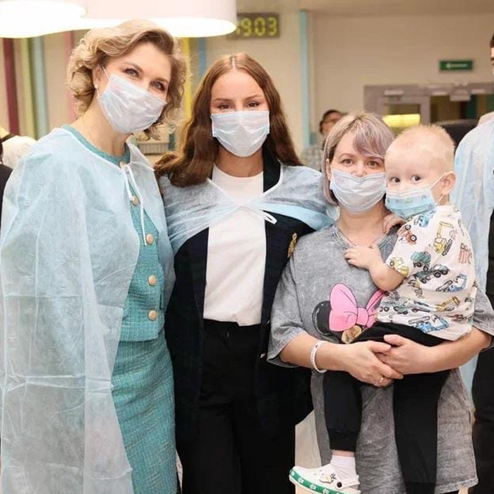 Анна Aсти с благотворительным визитом посетила Центр детской онкологии, гематологии и хирургии ДРКБ