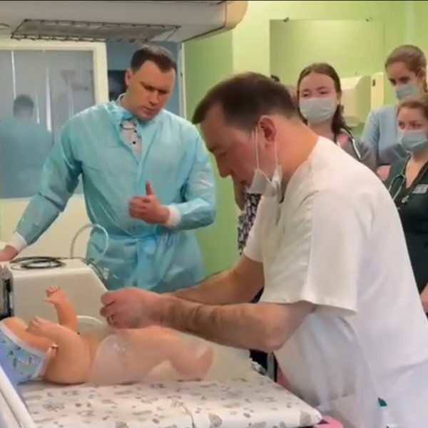 В отделении реанимации новорожденных ДРКБ появился важный помощник для выхаживания маленьких пациентов