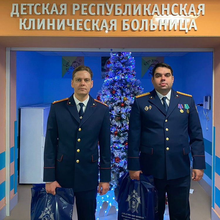 Маленьких пациентов ДРКБ посетили сотрудники Центрального МСУТ СК России в рамках участия в акции «Елка желаний»