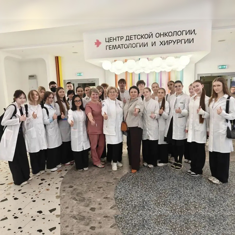 Ученики 9-го медицинского класса Лицея №35 посетили одно из ключевых отделений ДРКБ — Центр детской онкологии, гематологии и хирургии